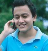 এক তরুণ মোবাইল ফোনে কথা বলছে