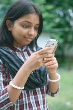 এক ছাত্রী স্মার্টফোনে ভর্তির আবেদন করছে